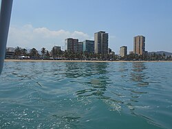 Vista desde un bote de la ciudad de barcelona